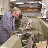 Techniker an der Maschine Techniker an der Maschine